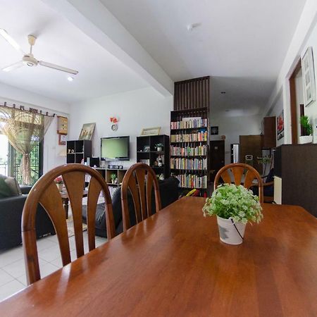 Poni Homestay Muara Esterno foto