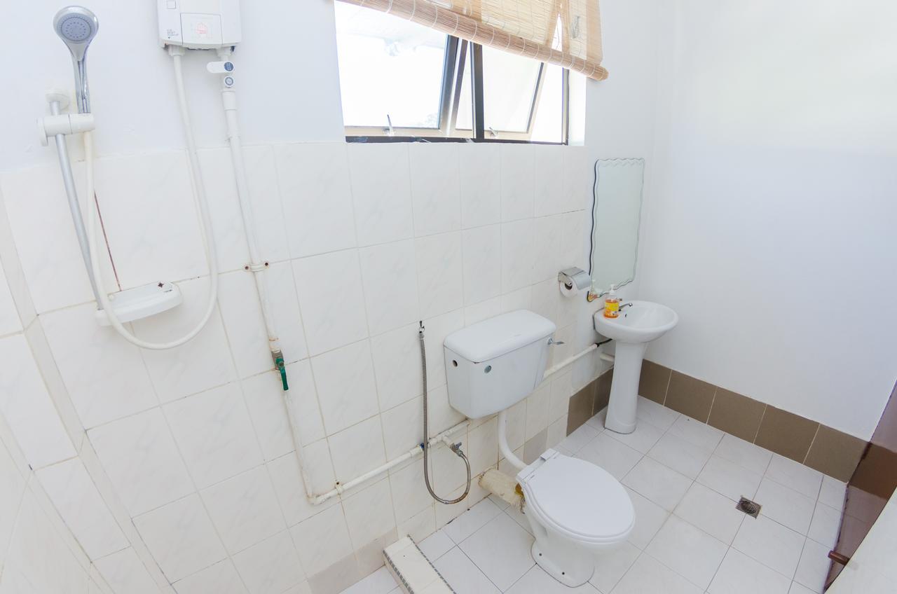Poni Homestay Muara Esterno foto