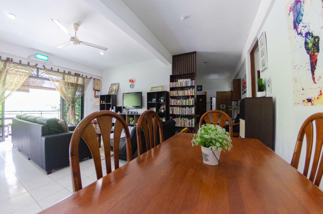 Poni Homestay Muara Esterno foto