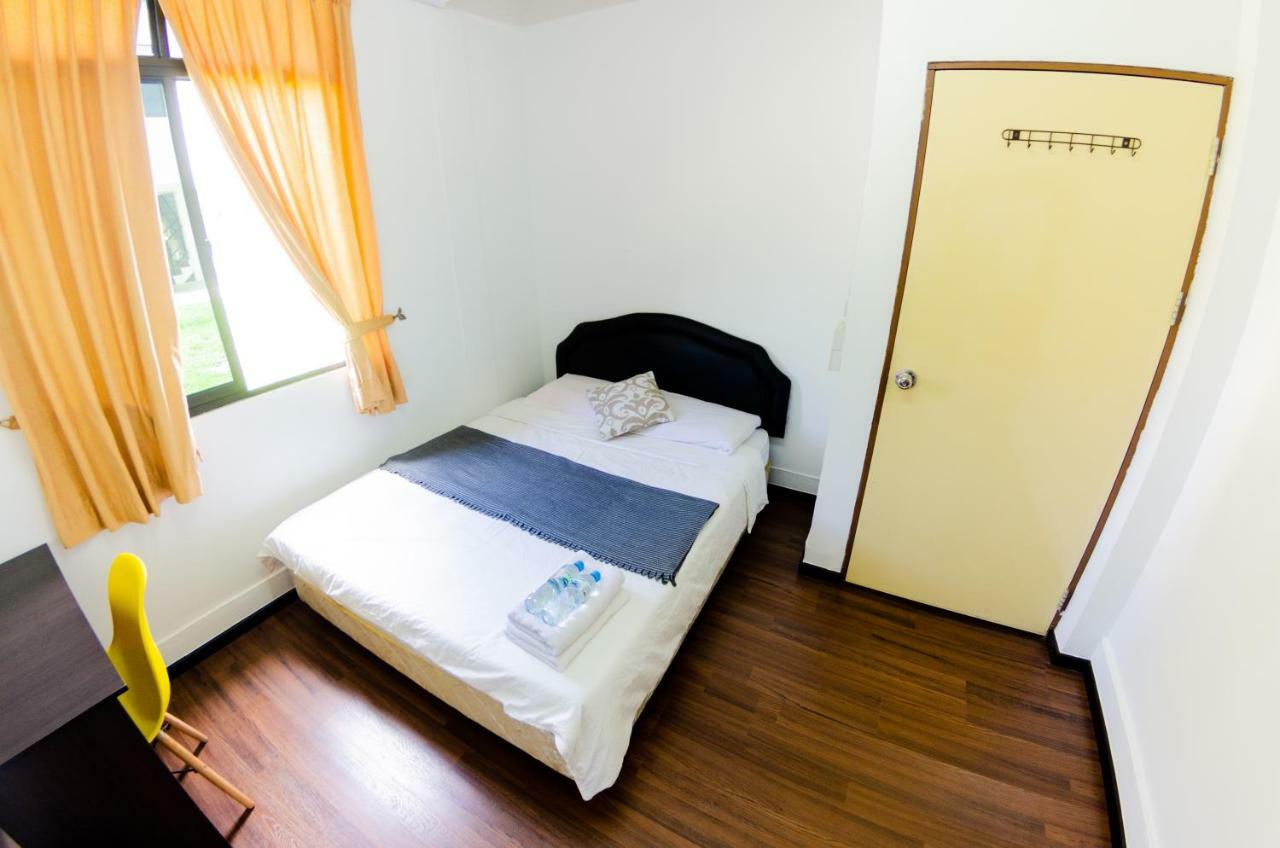 Poni Homestay Muara Esterno foto