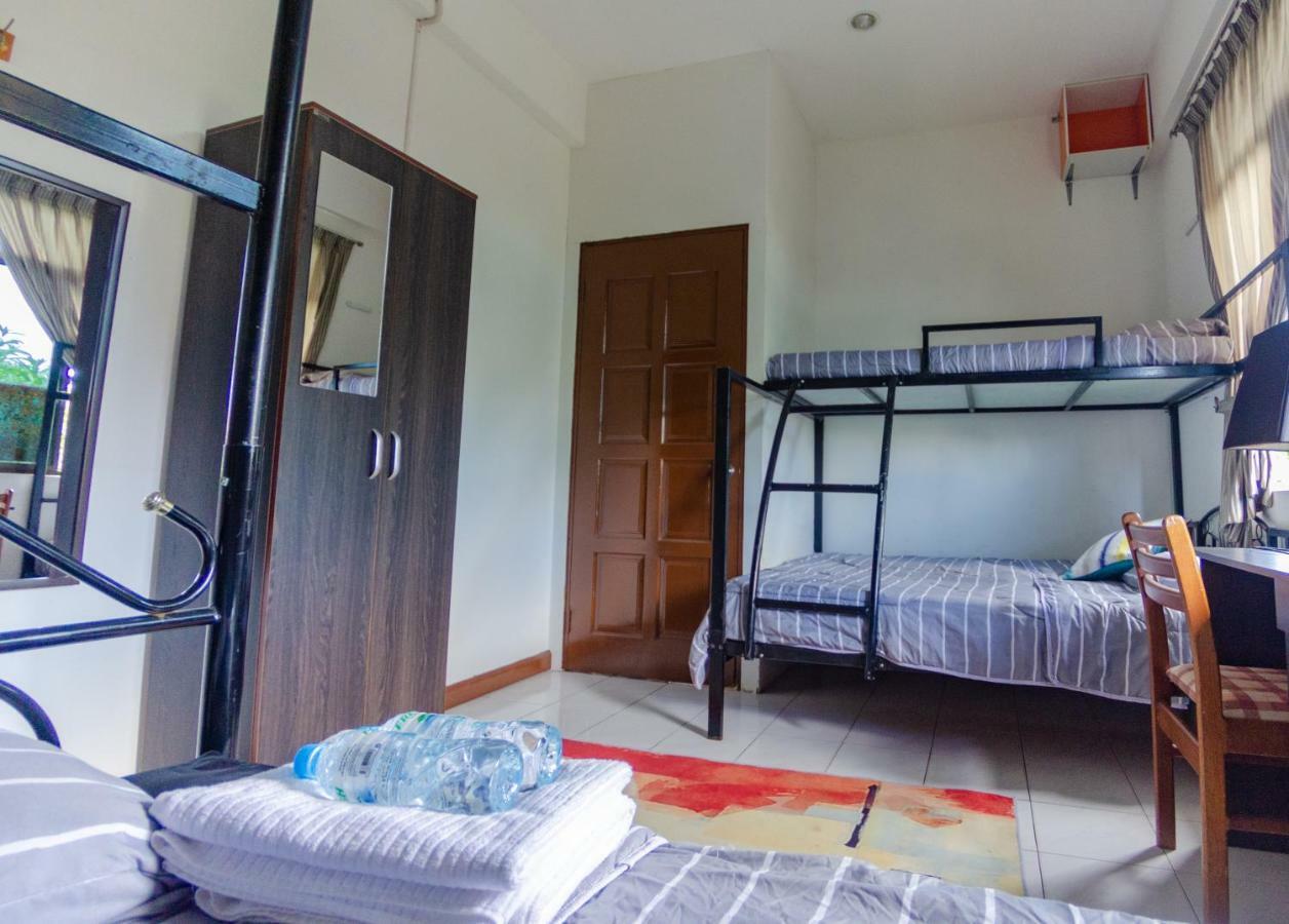 Poni Homestay Muara Esterno foto