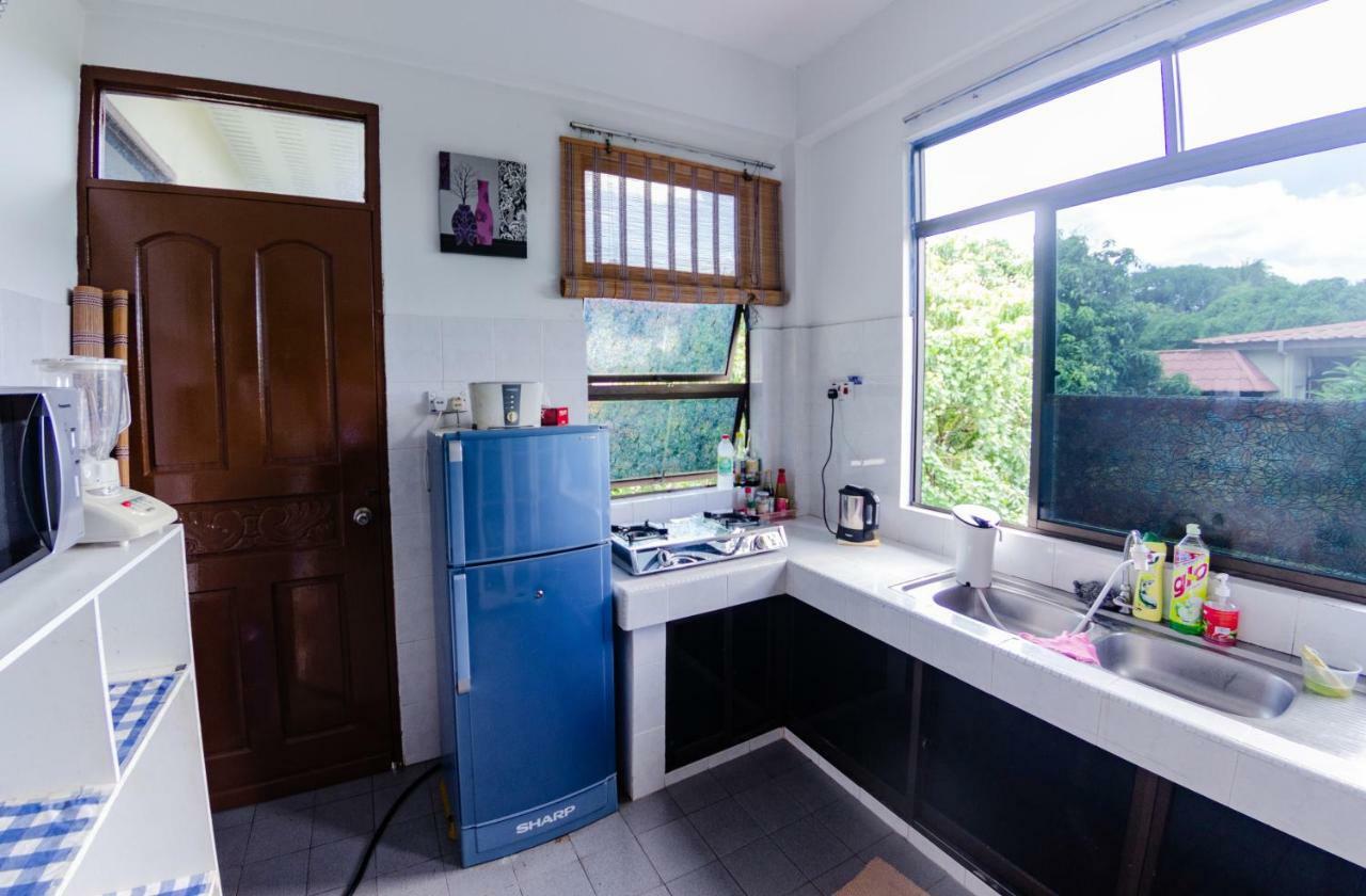 Poni Homestay Muara Esterno foto