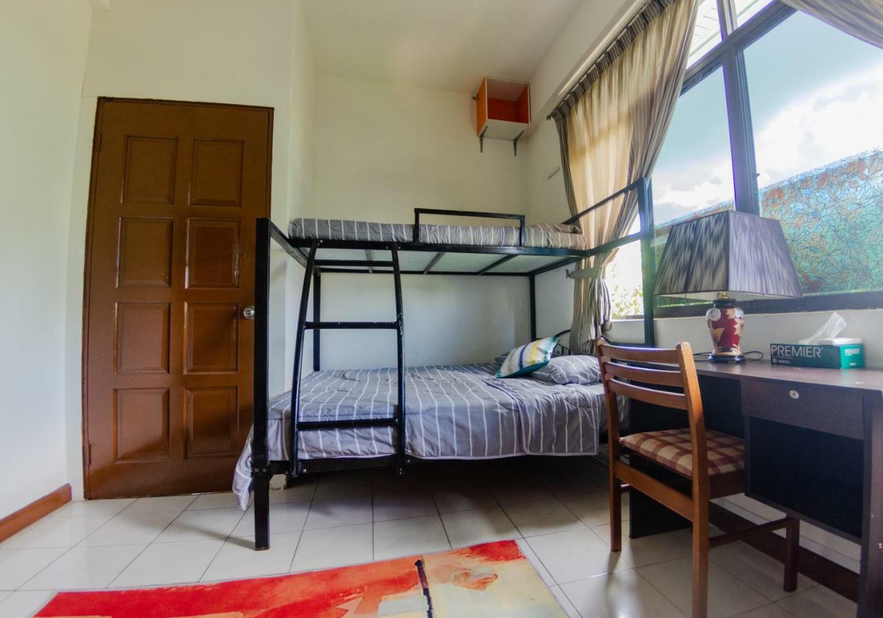 Poni Homestay Muara Esterno foto