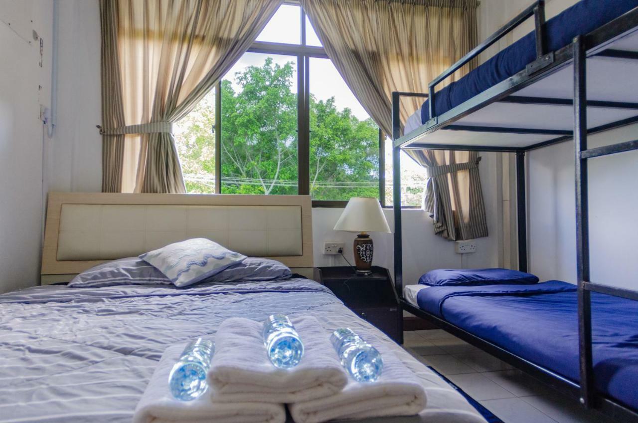 Poni Homestay Muara Esterno foto