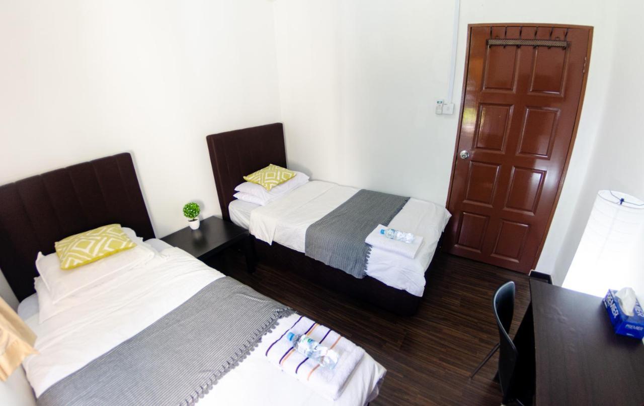 Poni Homestay Muara Esterno foto