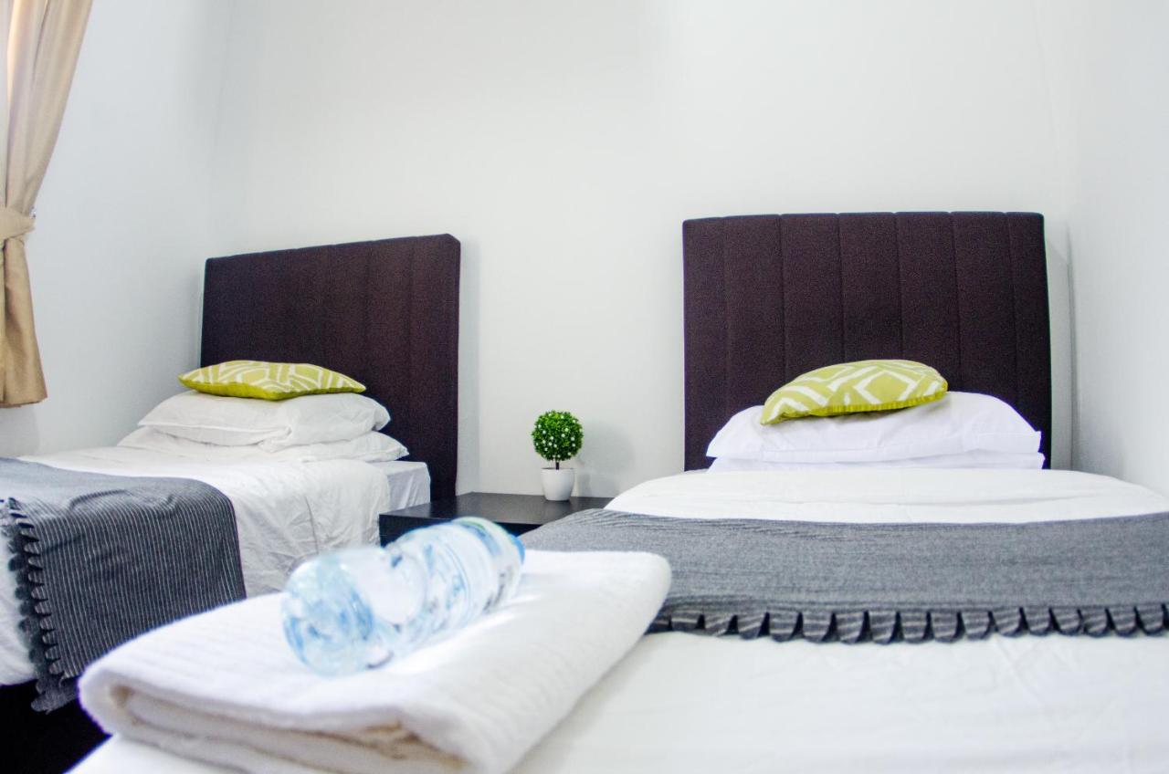 Poni Homestay Muara Esterno foto